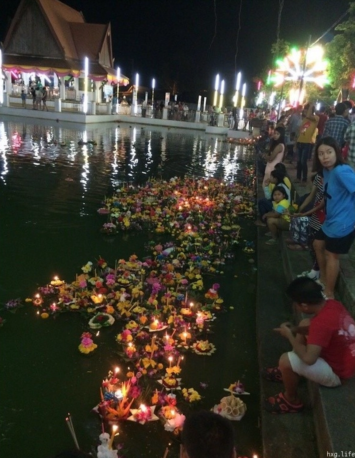大家集中在寺庙里的水池旁放灯