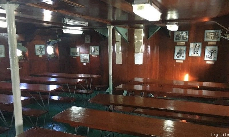 一间类似会议室的地方，墙上还有当今在位的拉玛九世小时候来参观军舰时的留影