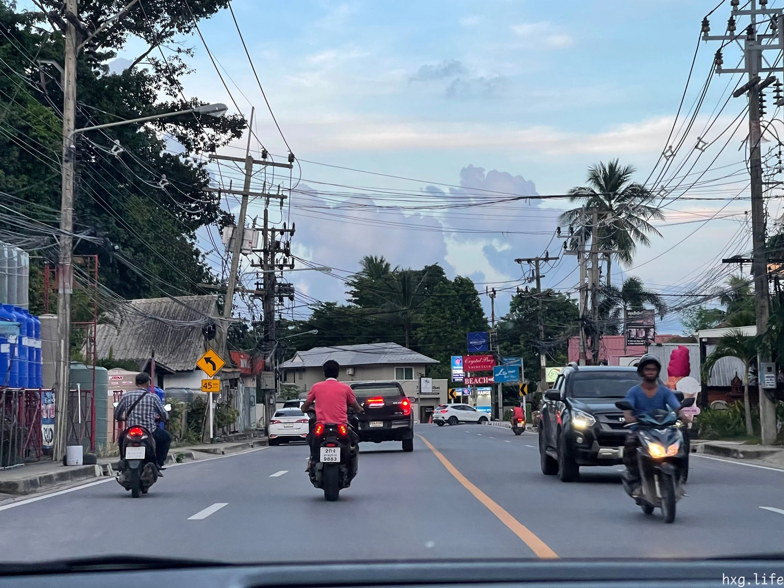 苏梅岛的公路，摩托车很多，租摩托车的人很多，无证且租摩托车的人也很多