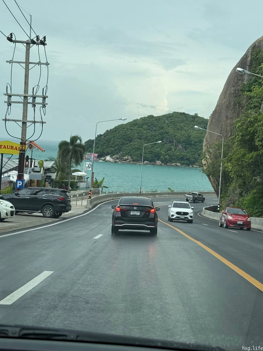 苏梅岛公路，弯曲的，起伏的，湿滑的，超速的