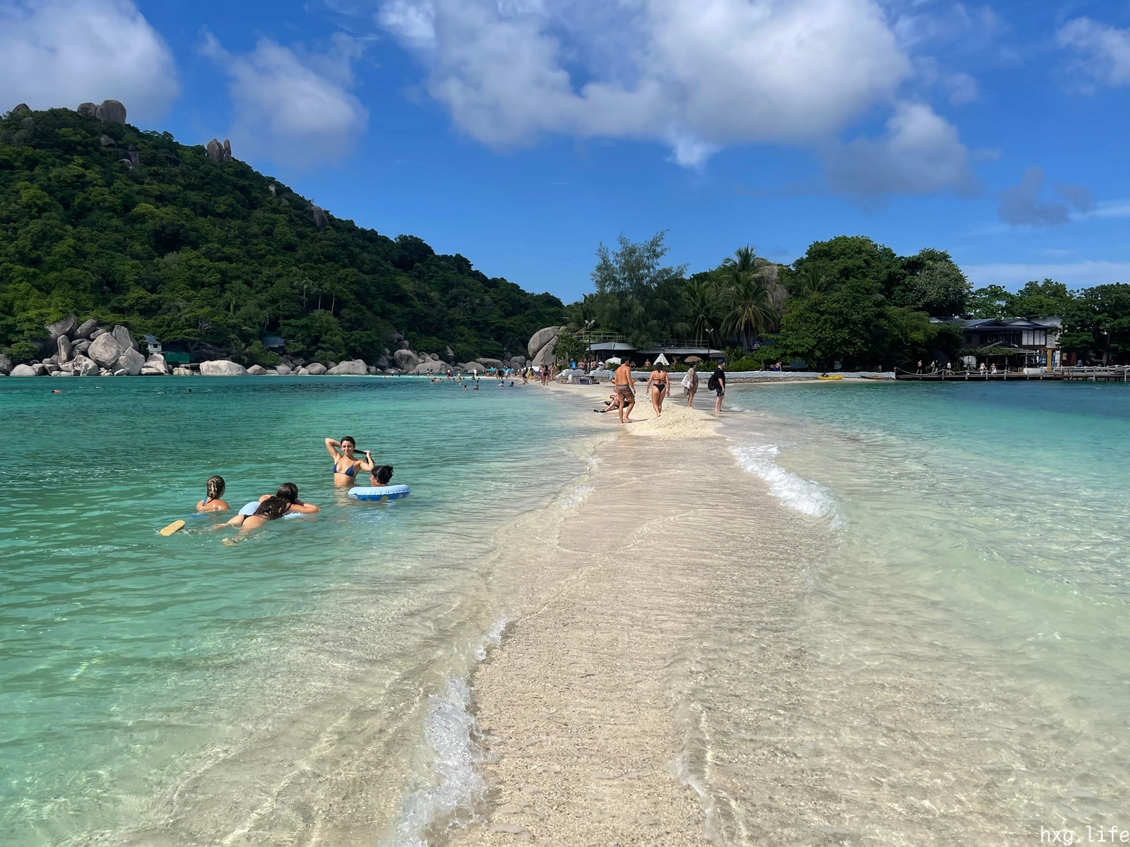 三座小岛通过浅沙带相连